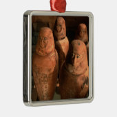 エジプト、アブで26世のカノピックジャールが見つかった メタルオーナメント (右)