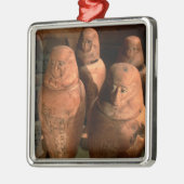 エジプト、アブで26世のカノピックジャールが見つかった メタルオーナメント (左)