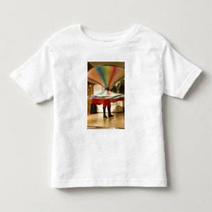 エジプト、カイロ。回転するダーヴィーシュがGCTを魅了 トドラーTシャツ