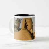 エジプト、ルクソール。スフィンクス通りは〜につながる ツートーンマグカップ (正面左)