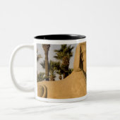 エジプト、ルクソール。スフィンクス通りは〜につながる ツートーンマグカップ (左)