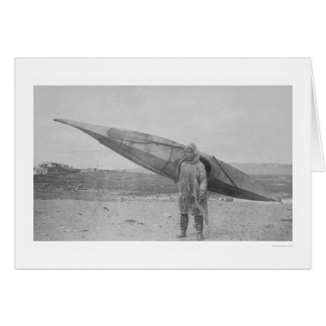 エスキモーの運ぶカヤック1909年 (正面横)