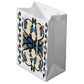 エストニアの青と黄色のフローラフォークアート ミディアムペーパーバッグ (正面アングル)