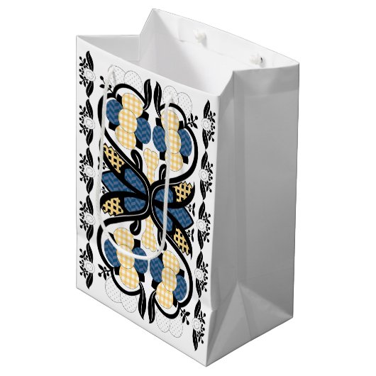 エストニアの青と黄色のフローラフォークアート ミディアムペーパーバッグ (正面アングル)