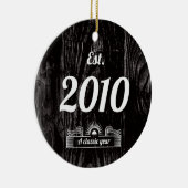 エスト。2010年Aクラシック年パーソナライズされたに セラミックオーナメント (右)