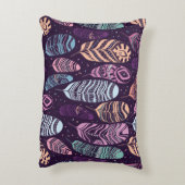 エスニックの羽の継ぎ目のない模様。 アクセントクッション (裏面(縦))