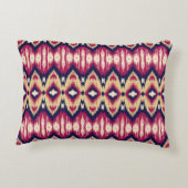 エスニックピンクのブルーイカットシボロンパターン背景T アクセントクッション (裏面)