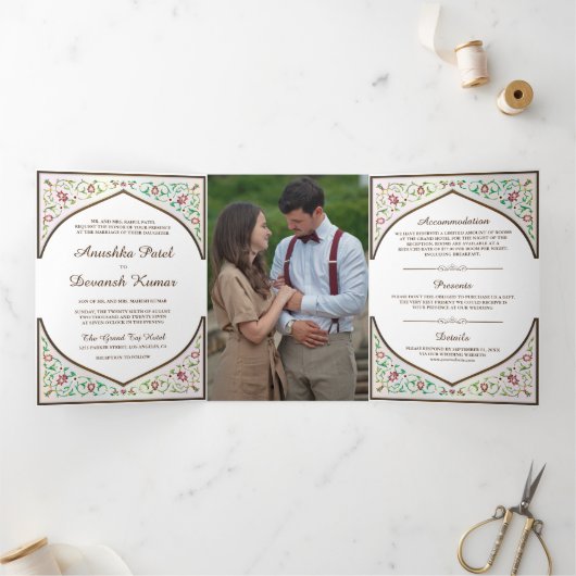 エスニックブラウン華美フローラアーチインディアン結婚ズ 三つ折り招待状 (内部)