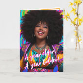 エスニックプラスサイズウーマンとアフロ鮮やか誕生日 カード (黄色い花)