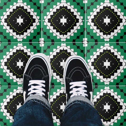 エスニック緑の黒と白の幾何学的パターン タイル