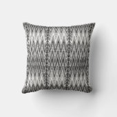 エスニック・シェブロン・ダマスク、グレー、ブラックとホワイト クッション (裏面)