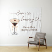 エスプレッソマティーニ ラブ イズ ブリュイング ブライダルシャワー タペストリー (インサイチュ(横))