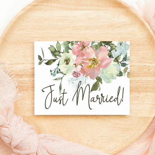 エッグシェルとくすみピンクのフラワーリング 新婚