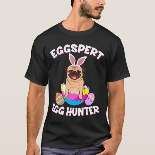 エッグ狩りのエキスパート イースター パグ 面白い Tシャツ (正面)