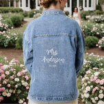 エッシンプルトミニマル夫人日付の花嫁 デニムジャケット<br><div class="desc">可愛くて簡単なジャンのジャケットを自分の好みに合わせて結婚カスタマイズ！写真も記念品も愛らしい。姓と年を自分の結婚日付に変更！また、ブライダルシャワー素晴らし、バチェロレットのパーティーなどへの贈り物を作る。シンプルパーソナライズされたミニマル結婚の台本の妻エスト。デニムジャケットの日付。</div>