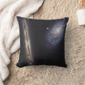 エッジオン銀河系Ngc 4302 & Tilt銀河系Ngc 4298 クッション (ブランケット)