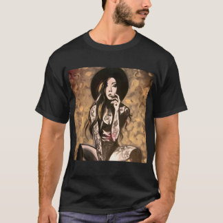 エッジーなタトゥーの女性 ゴールド アブストラクト アート Tシャツ