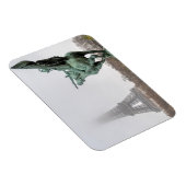 エッフェルタワーとビールヘイキム像の霧の日 マグネット (右側)