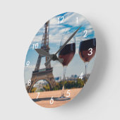 エッフェルタワーとワインの2つのグラス ラウンド壁時計 (傾斜)
