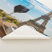 エッフェルタワーにブリージーチーズが入ったワインのグラス シェルパブランケット (3/4)