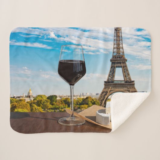 エッフェルタワーにブリージーチーズが入ったワインのグラス シェルパブランケット (正面(横))