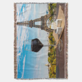 エッフェルタワーにブリージーチーズが入ったワインのグラス スローブランケット (正面縦)