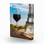 エッフェルタワーにブリージーチーズが入ったワインのグラス フォトブロック (右)