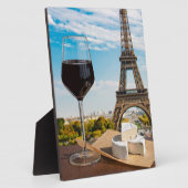 エッフェルタワーにブリージーチーズが入ったワインのグラス フォトプラーク (側面)