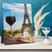 エッフェルタワーにブリージーチーズが入ったワインのグラス フォトプラーク (側面)