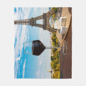 エッフェルタワーにブリージーチーズが入ったワインのグラス フリースブランケット (正面)