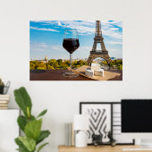 エッフェルタワーにブリージーチーズが入ったワインのグラス ポスター (ホームオフィス)