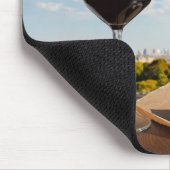 エッフェルタワーにブリージーチーズが入ったワインのグラス マウスパッド (コーナー)