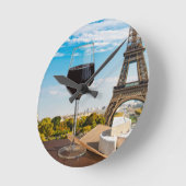 エッフェルタワーにブリージーチーズが入ったワインのグラス ラウンド壁時計 (傾斜)