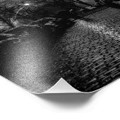 エッフェルタワー – 雨の中の女性 – 白黒 フォトプリント            (角)