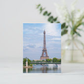 エッフェルフランスのタワーの中央になびく国旗 ポストカード (スタンド正面)