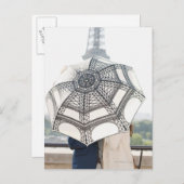 エッフェル塔が付いている傘の下のカップル ポストカード (正面/裏面)