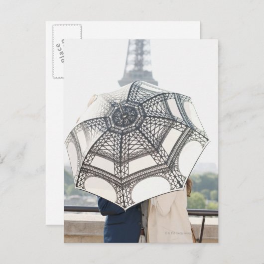 エッフェル塔が付いている傘の下のカップル ポストカード (正面/裏面)