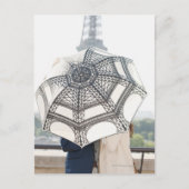 エッフェル塔が付いている傘の下のカップル ポストカード (正面)