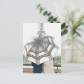 エッフェル塔が付いている傘の下のカップル ポストカード (スタンド正面)