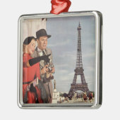 エッフェル塔でのヴィンテージ観光客、パリのバケーション メタルオーナメント (左)