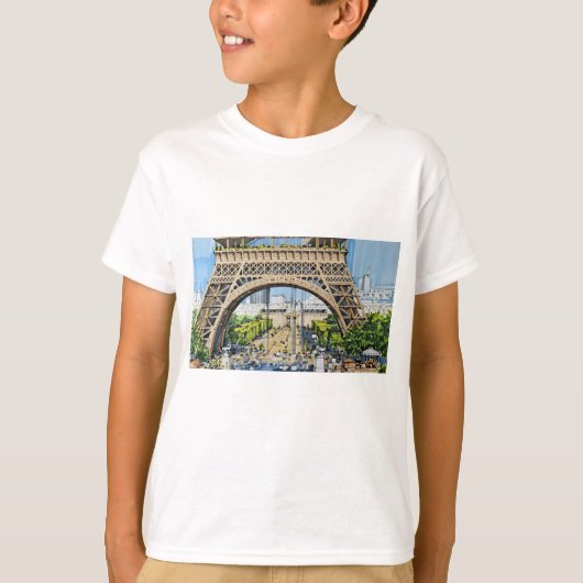 エッフェル塔の下 – パリの都会的な生活 Tシャツ (正面)