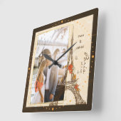 エッフェル塔の近くで抱き合うロマンチックなカップル スクエア壁時計 (傾斜)