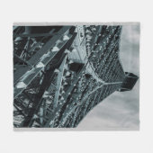 エッフェル塔パリスティールと空 フリースブランケット (正面(横))