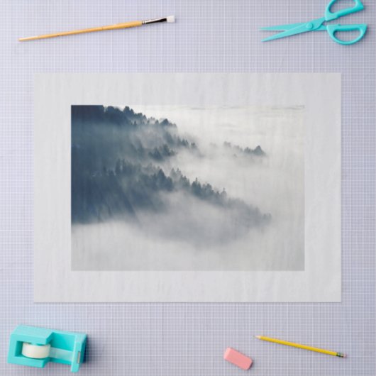 エテリアの霧の深い森林山 薄葉紙 (クラフト)