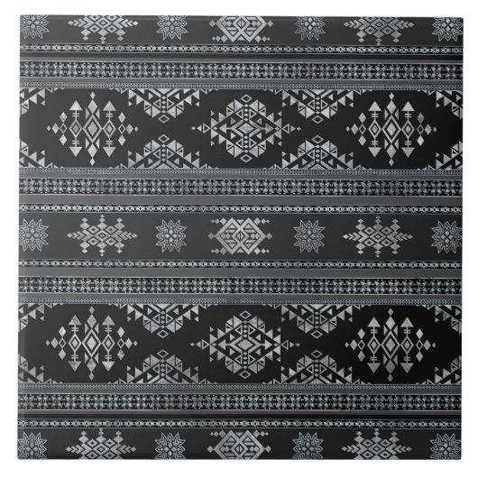 エトニックオーナメント-グレイスケールシルバー タイル (正面)