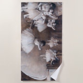 エドガル・ドガ - 舞台でのバレエの練習 ビーチタオル (正面)