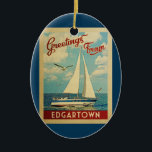 エドガータウンSailboat Vintage Travel Massachusetts セラミックオーナメント<br><div class="desc">このGreetings From Edgartown Massachusettsヴィンテージ旅行デザイン航海のは、海の上を航海する船をシーグルと豪華で膨らんだ白い雲で満ちた青い空を特徴としている。</div>
