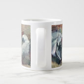 エドガー・デガで靴を脱ぐダンサー ジャンボコーヒーマグカップ (裏面)