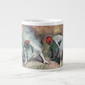 エドガー・デガで靴を脱ぐダンサー ジャンボコーヒーマグカップ (正面)
