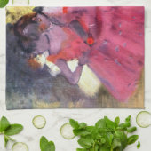 エドガー・デガのバレエ前のピンクのダンサー キッチンタオル (折り畳み)